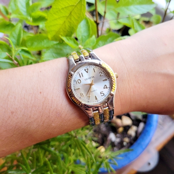 Vintage Geneva Quartz Classic Silver & Gold Womens Womans Round Analog Watch - Picture 2 of 9